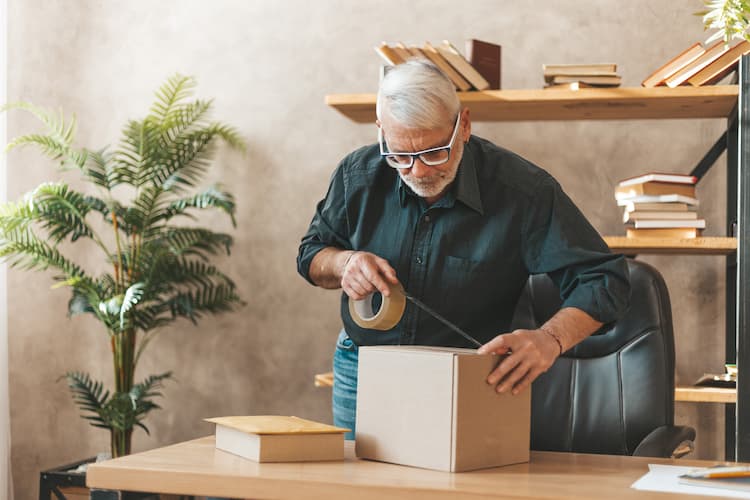 Photo 3 Garage Sale vs  Selling Online (1)