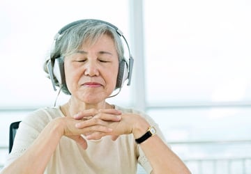 woman listening to music wearing headphones